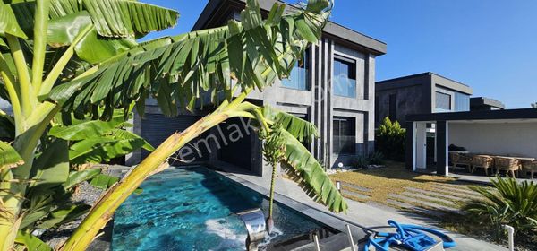 Kuşadası Soğucak'ta Denizle Uyanan Lüks Villa!