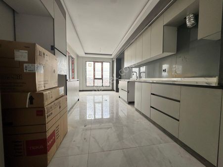 Pursaklar Mehmet Zengin Emlak'tan Otoparklı Çift Banyolu 1.kat 4+1 Ultra Lüks Sitede Daire