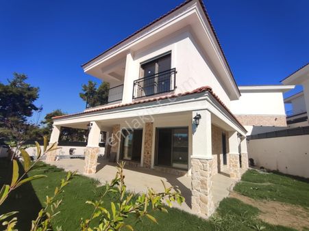 Kuşadası Davutlarda 4+1 Özel Havuzlu Sıfır Müstakil Köşe Konumlu Villa
