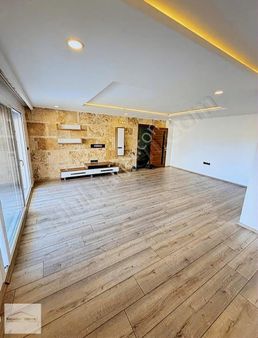 Kuşadasında Havuzlu Güvenlikli Sitede Doğalgazlı Arakat Boş 3+1