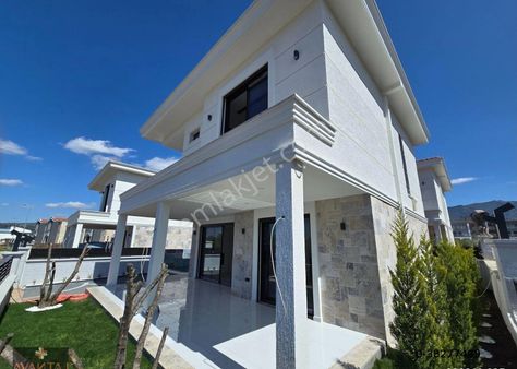 Kuşadası’nda Modern Tasarımlı Özel Havuzlu Merkezi Konum Villa