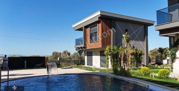 Kuşadası Davutlar'da Sıfır Havuzlu Sitede Geniş Bahçeli 3+1 Müstakil Villa