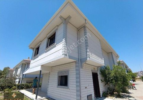 Kuşadası'nda Ortak Havuzlu Yeni Site İçinde Köşe Konum 3+1 Villa