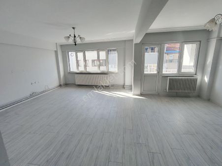 Barış Gayrimenkul'den İpekçilik Cadde Üzeri 3+1 Bakımlı Daire.