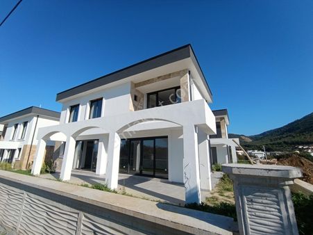 Kuşadası Güzelçamlıda Geniş Bahçeli Müstakil Villa