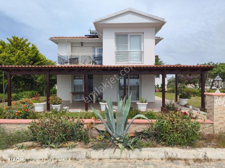 Çeşme Dalyan'da Denize Sıfır Hazulu Site İçerisinde Satılık Müstakil 3+1 Villa