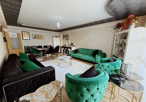 Keçiören Atapark 'da Cadde Yakını Altı Daire Kat Konumunda 3+1