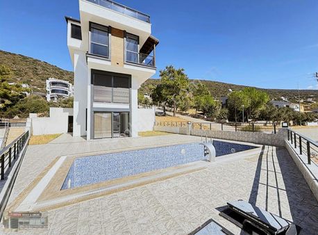 Akbük Koyu Panoramik Manzaraya Sahip 6+1 Saunalı Villa