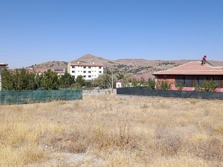 Ulukışla Üniversite Arkasında 404m2 İmarlı Köşe Başı Yaylalık Arsalar