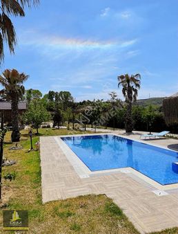 Çatalca İnceğiz,de Yerleşim İçinde Satılık Lüks Havuzlu Villa