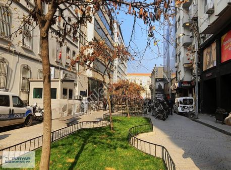 Konak'da Tepeköylü İş Merkezinde Satılık 1+1 Ofis