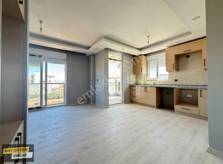 Yeniköyde Arakatta Asansörlü Sıfır 1+1 Hastane Yakını Daire