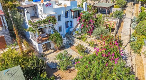 Kadıkalesi'nde Plajlı Sitede Deniz Manzaralı Bahçe İçinde Villa