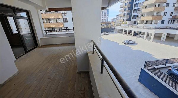 Abdulhamithan Güvenoğlu Sitesinde Satılık 3,5+1 Geniş Daire