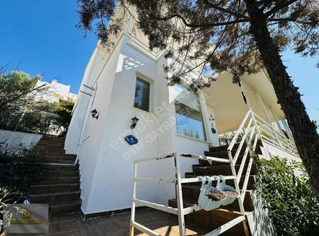 Akbük'te Site İçi Tam Müstakil Villa Geniş Bahçe Alanına Sahip !