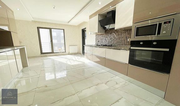 Yenikent Manzaralı Site İçerisinde Geniş Yapılı 4+1 Daire