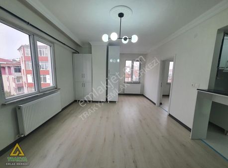 Kapaklı Çarşı İçi Otoparklı Ara Kat Ön Cephe, Balkonlu Geniş 1+1