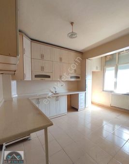 Cedit Mahallesinde Satılık 2+1 Arakat Daire