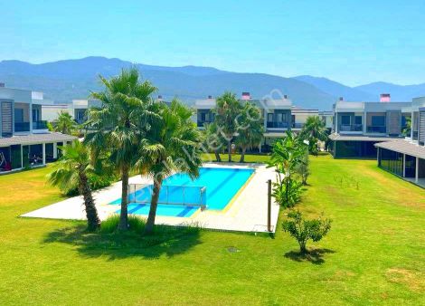 Kuşadasında Plaja Yakın Havuzlu Sitede Ful Eşyalı Bahçeli Villa