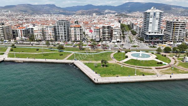 Bostanlı Sahilde Satılık Yalı Dairesi