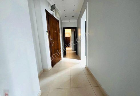 Caddebostan Sahilde Denize Yakın Modern Tasarımlı 3+1 Balkonlu Masrafsız Satılık Daire.