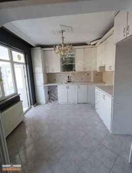 Akyazı Mahallesinde Satılık 160 M2 4+1 3.kat