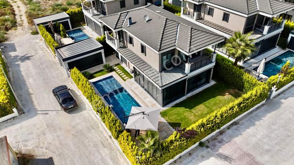 Sahil Siteleri Denize 800 Metre Özel Havuz’lu Villa