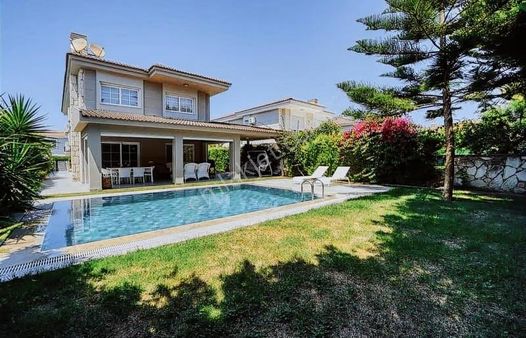 Fast Buy / Alaçatı'da 475 M2 Arsa Payı 5+1 Müstakil Ev