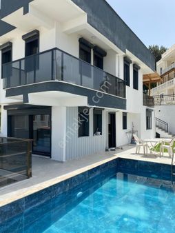 Karaova'da Müstakil Özel Havuzlu 4+1 Sıfır Satılık Villa