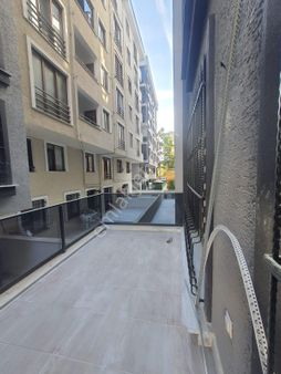 Küçükçekmece Cennet Mah. Satılık 100 M2 Teraslı 2+1 Büyük Y.giriş