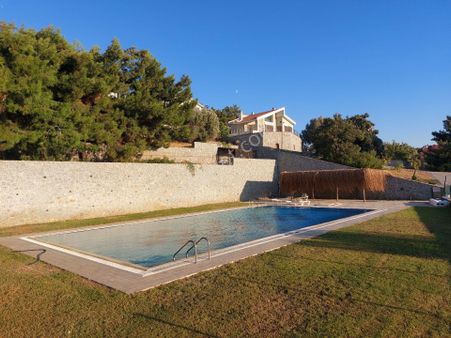 Urla Kekliktepe 'de Muhteşem Manzaralı Satılık 3,5+1 Villa