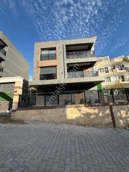 Kuşadası Merkezi Konumda Tek Müstakil 3+1 Havuzlu Sıfır Satılık Villa