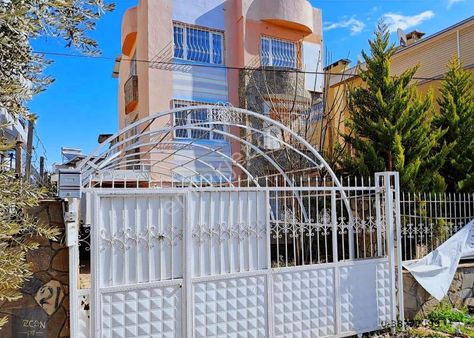 Özcan Gyo'dan Turgut Özala Yürüme Mesafesinde 3 Katlı Villa