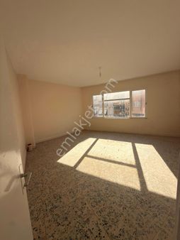 Aydın / Nazilli – Aydoğdu Mahallesi Cadde Üzerinde, Salı Pazarı Mevkiinde Kiralık 2+1 Daire