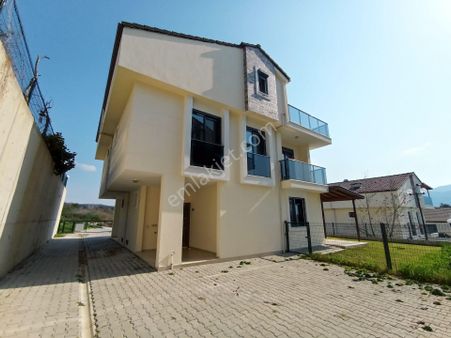 Kuşadası Soğucak'ta Havuzlu Sitede 4+1 Satılık Villa