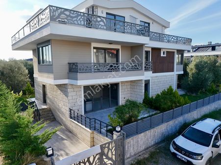 Akçay Aras Emlaktan Narlıda Denize 150 Metre 5+1 Villa
