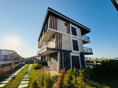 Kuşadası Davutlar’da Müstakil Havuzlu Satılık 5+1 Villa