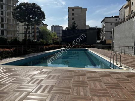 Prava Kartal'da Havuzlu Güvenlikli Sitede Balkonlu Boş 1+1