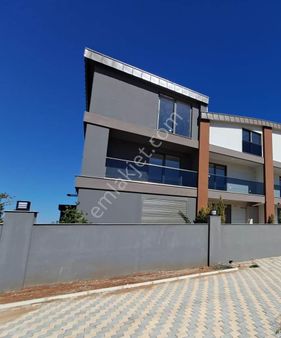 Güzeloba'da Bahçeli Kiralık Doğalgazlı Trıpleks Sıfır Villa