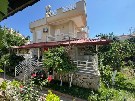 Kuşadası Davutlar Sahil Plaja Yakın Köşe Konum Bahçeli 3+1 Yapılı Satılık Villa