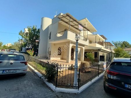 Kuşadası Davutlar Sahil Plaja 100m Köşe Konum Bahçeli Satılık 4+1 Villa