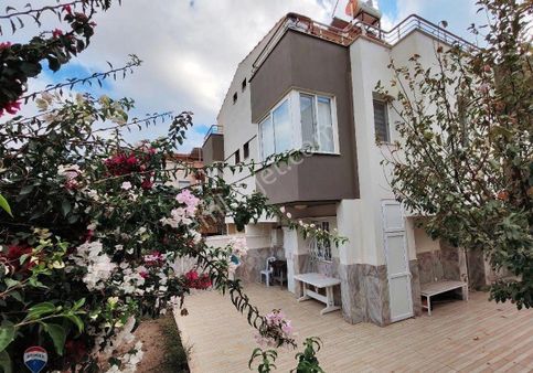 Kuşadası'nda Yeni Yapı,yola Cepheli,denize Yakın,geniş Bahçeli, Doğalgazlı, 3+1 Villa