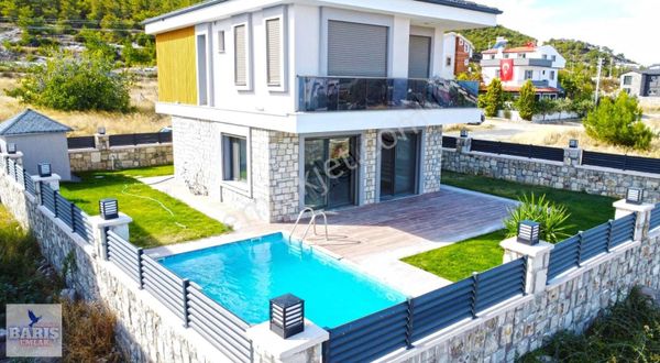 Tam Müstakil 3+1 Havuzlu, Deniz Manzaralı Satılık Villa