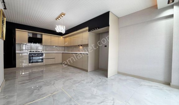 Vadi'den Karakayada Sıfır Lüks Ara Kat Çift Banyo Cadde Yanı 3+1