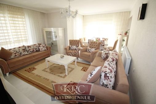 Krc'den Durali Alıç Mahallesinde Şehitler Caddesine 100 M.3+1 Eşyalı Kiralık Daire