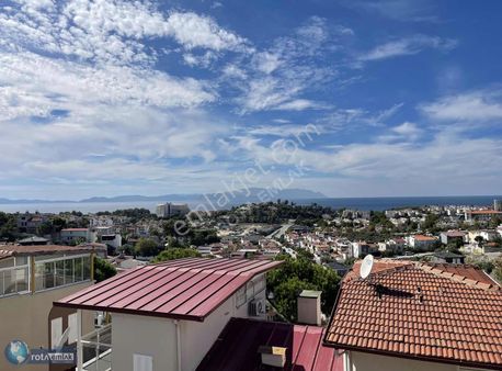 Kuşadası'nda Deniz Manzaralı, Havuzlu, Bahçeli,teraslı Villa