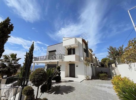 Metekent Sitesinde Panoramik Manzaralı Köşe Konumda 5+1 Villa