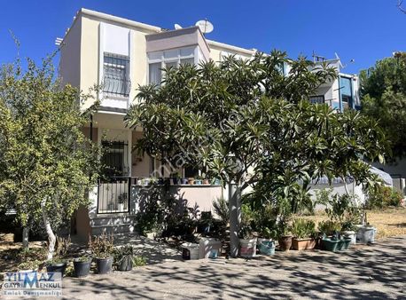 Bahçeli 372 M² Arsa İçinde 4+1 Satılık Tripleks