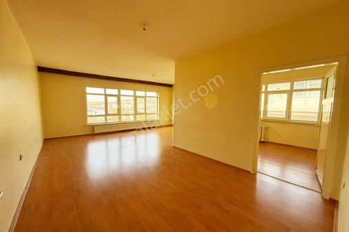 Yakacık Mah. Çilek Sokak'da Orta Yapılı 3+1 Satılık Daire