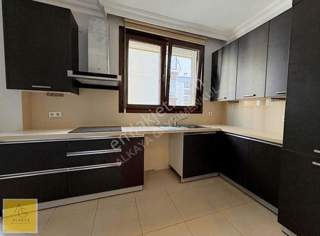 Caddebostan Sahil'de Satılık 3+1 Balkonlu 100m2 Net Boş Daire